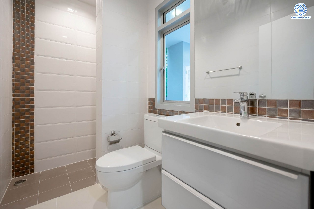 บ้านมือสองตกแต่งใหม่ โครงการ ไลฟ์บางกอกบูเลอวาร์ด ราชพฤกษ์-รัตนาธิเบศร์ เนื้อที่ 63 ตร.ว. ดีไซน์ตอบทุกไลฟ์สไตล์ ฟังก์ชัน 3 ห้องนอน 5 ห้องน้ำ 1 ห้องแม่บ้าน จอดรถได้ 2 คัน บนทำเลติดถนนราชพฤกษ์ ใกล้โรงเรียนเด่นหล้า  ห้าง Robinson Lifestyle Ratchaphruek เชื่อมต่อทุกเส้นทาง ใกล้รถไฟฟ้าสายสีชมพู "สถานีปากเกร็ด" และจุดขึ้นทางด่วน "ศรีรัช"